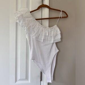 Zara Ruffled asymmetric Bodysuit top. White. Size M